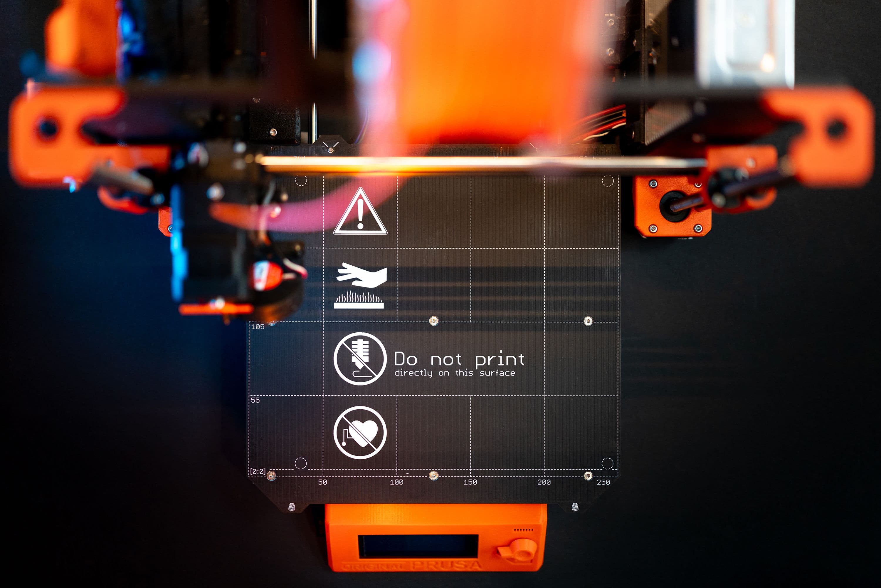 Druckbett eines FDM-3D-Druckers während der Fertigung eines Bauteils